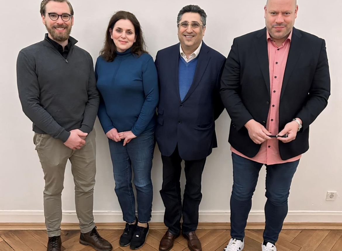 v.l.n.r.: Philipp Mühl, federführender Koordinator für Bundeswehrdigitalisierung; Jutta Höflich, Spitzenkandidatin des CDU-Bezirksverbands Eimsbüttel bei den Bezirkswahlen 2024; Dr. Fariborz Saremi, Iran-Experte; Marcus Tandecki, Vorsitzender des Landesfachausschusses Außen-, Sicherheits-, Europa- und Entwicklungspolitik