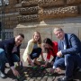 Gemeinsam gegen das Vergessen: Abgeordnete von SPD, CDU, Grünen und Linken reinigen 80 Jahre nach Kriegsende Stolpersteine vor dem Rathaus