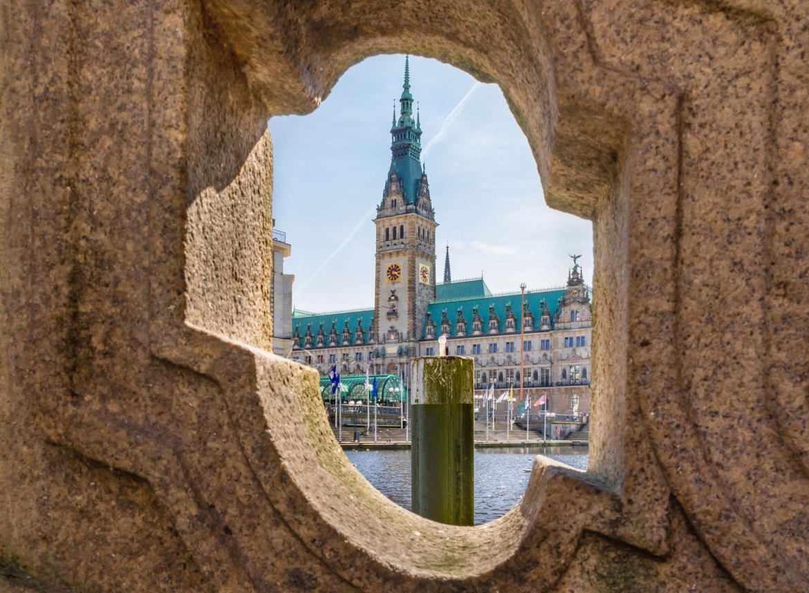 Rathaus, Verfassung und Bezirke